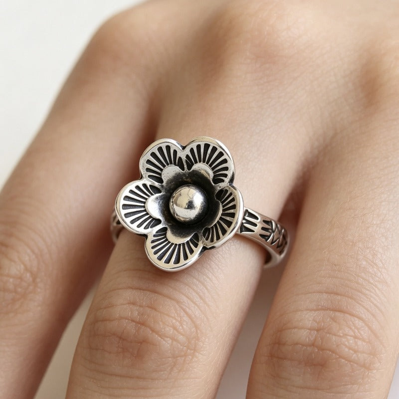 Beatrix — Retro Flower Minimalist Ring