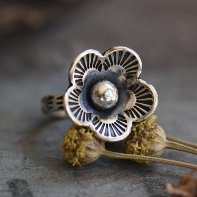 Beatrix — Retro Flower Minimalist Ring