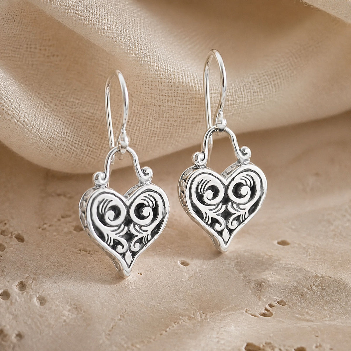 Willa — Exquisite Heart Dangle Earrings