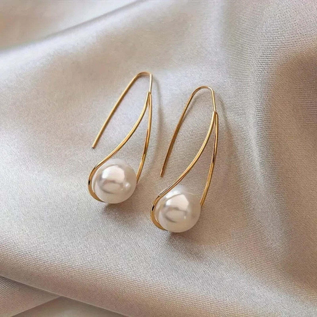 Perla — Elegant Pearl Earrings
