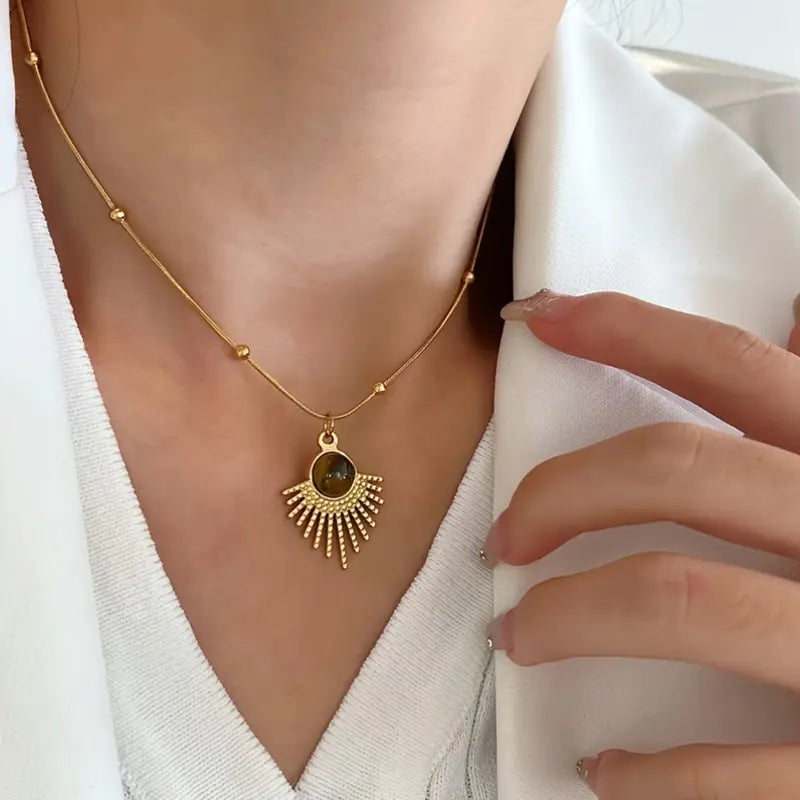Helmi — Vintage Tiger's Eye Pendant Necklace