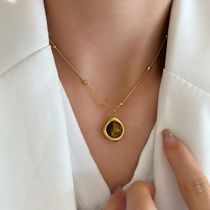 Helmi — Vintage Tiger's Eye Pendant Necklace