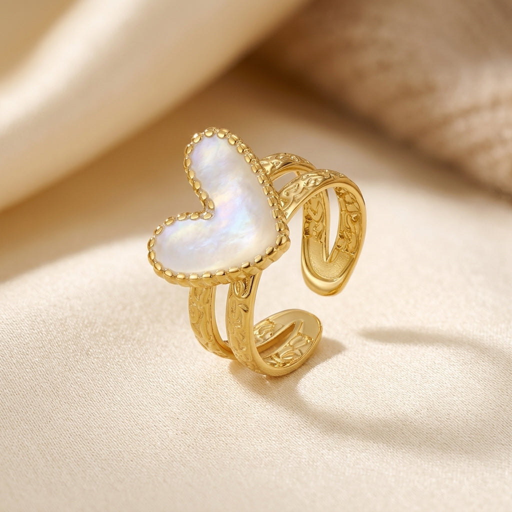 Ambre — Gold Heart Motif Ring
