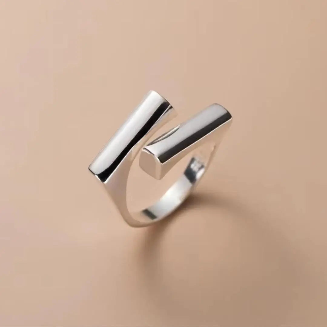 Rowena — Simple Geometric Ring with Smooth Braids