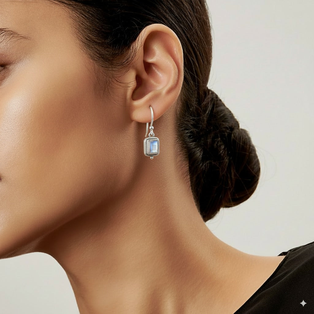 Beatriz – Vintage earrings adorned with a square moonstone
