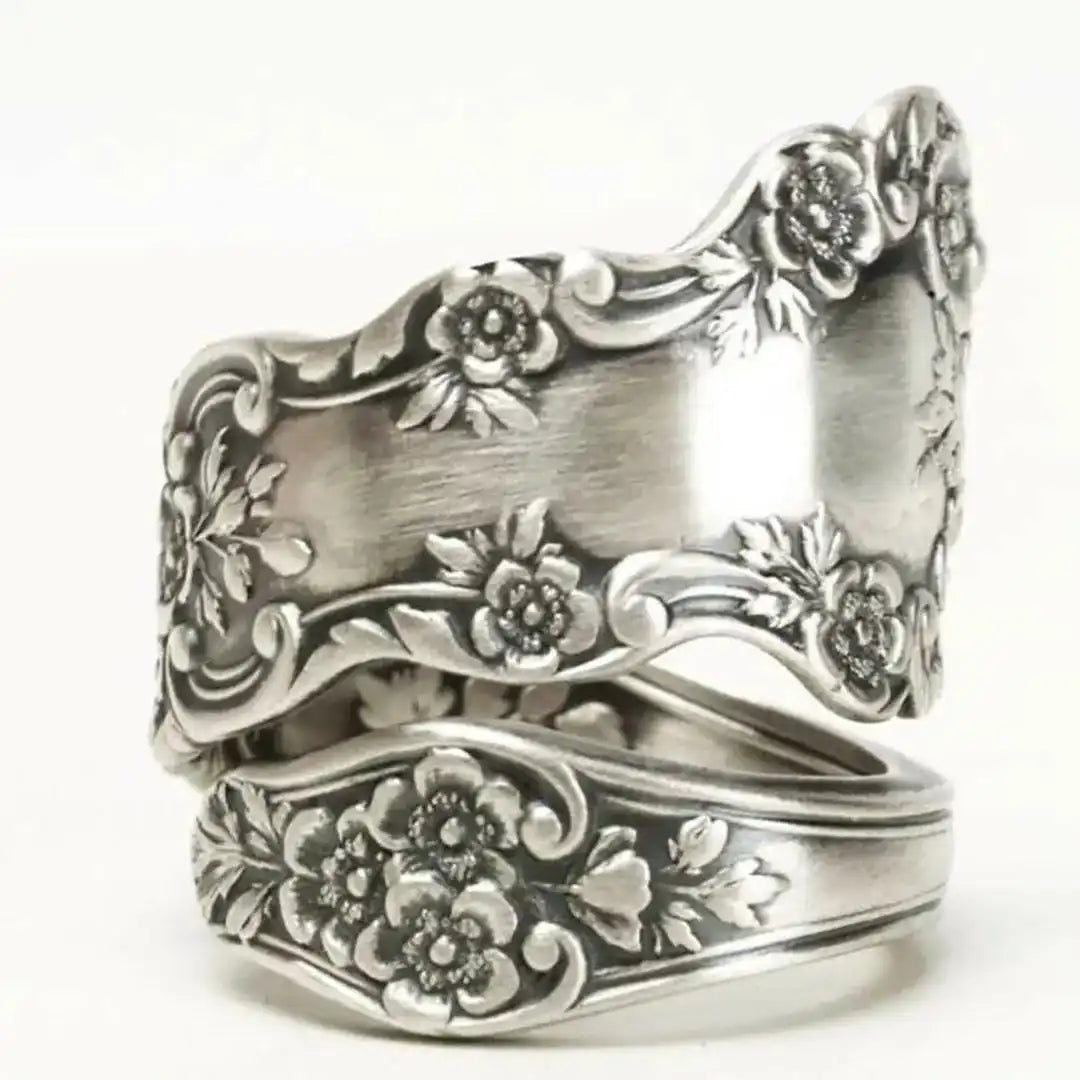 Maeve — Antique Engraved Flower Pattern Ring