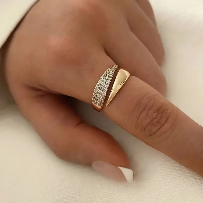 Kaisla — Elegant Gold Ring with Shining Stone