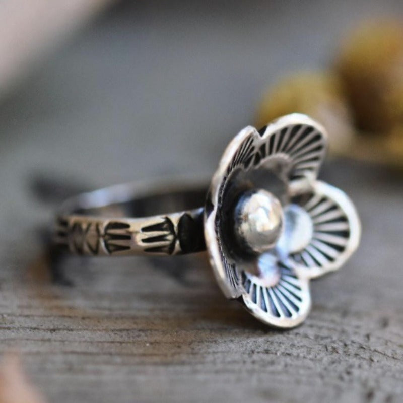 Beatrix — Retro Flower Minimalist Ring