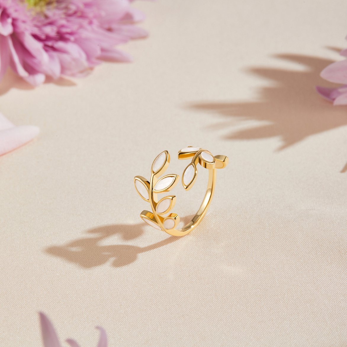 Carla — Gold Leaf Motif Ring
