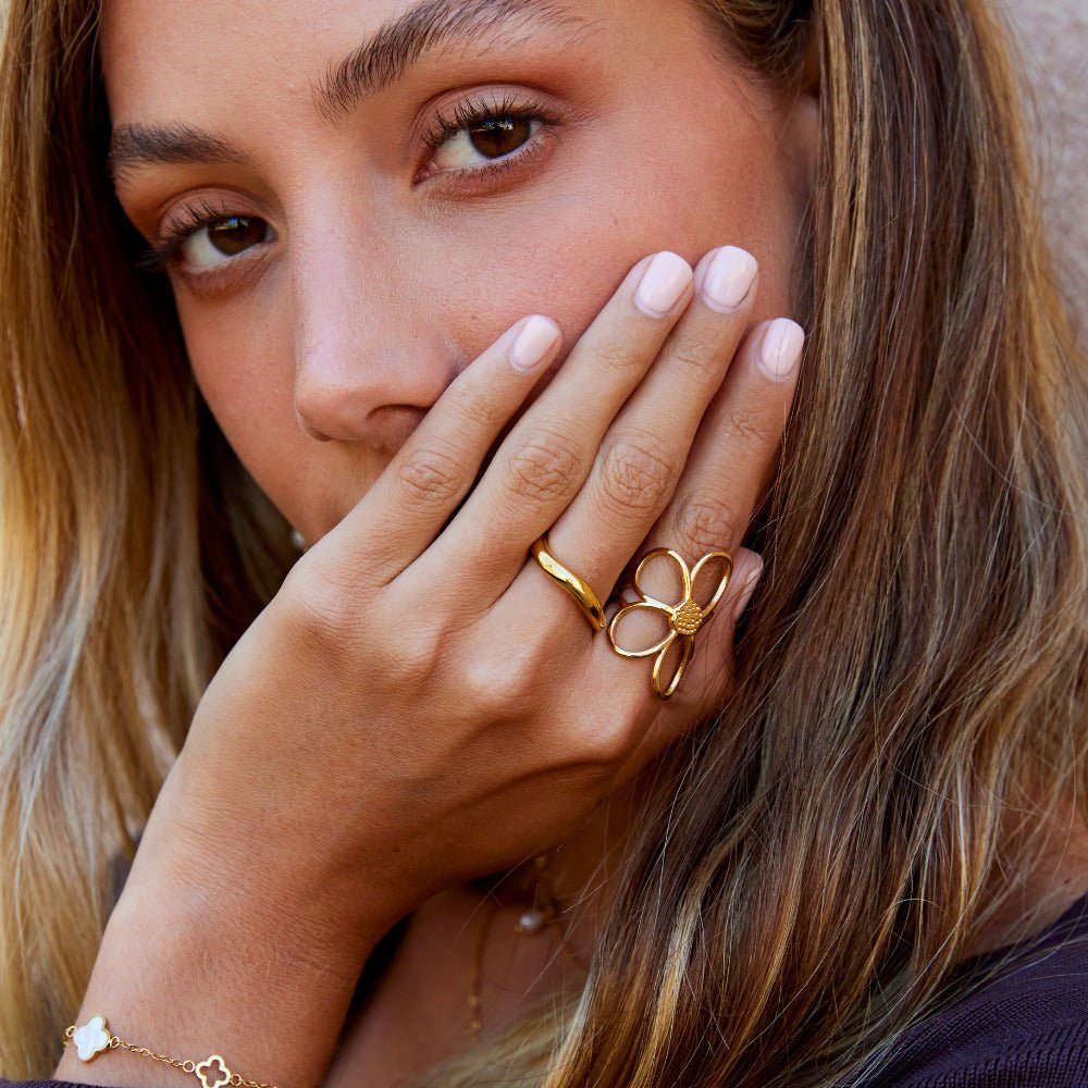 Franca — Golden Daisy Flower Ring