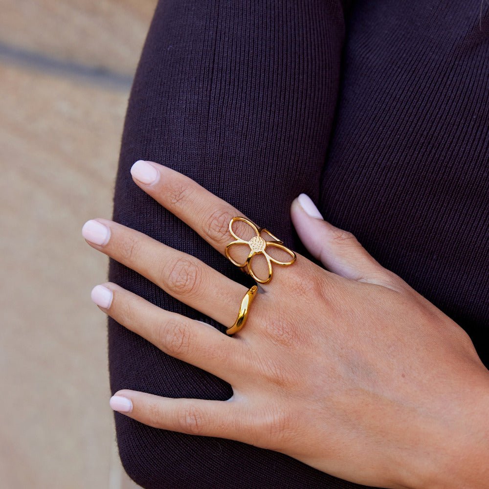 Franca — Golden Daisy Flower Ring