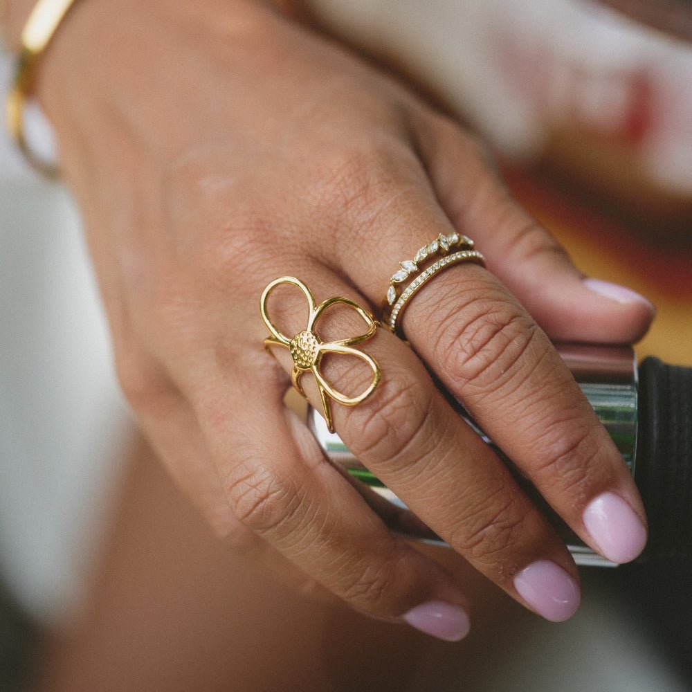 Franca — Golden Daisy Flower Ring