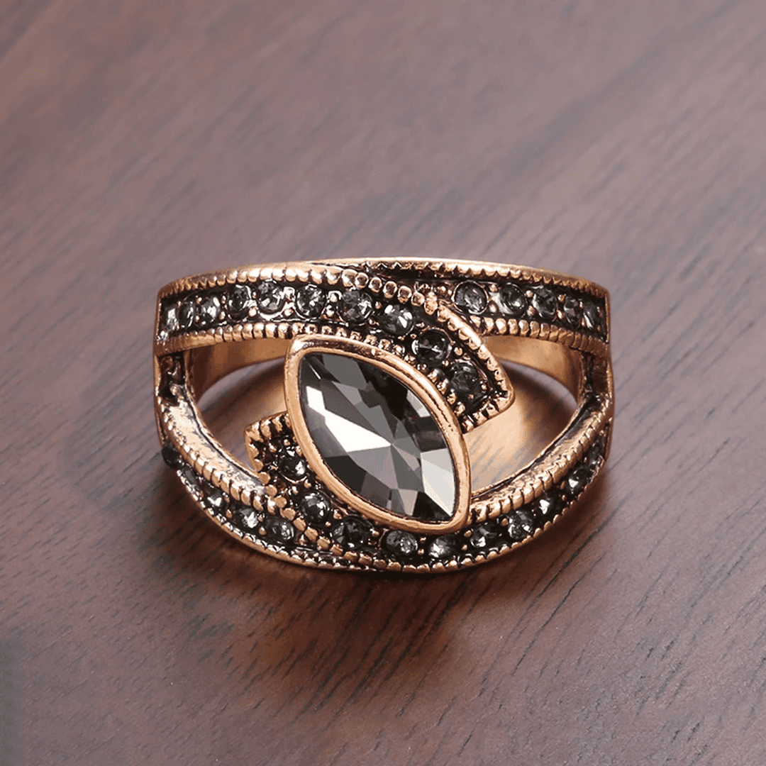 Nora — Elegant Black Crystal Ring