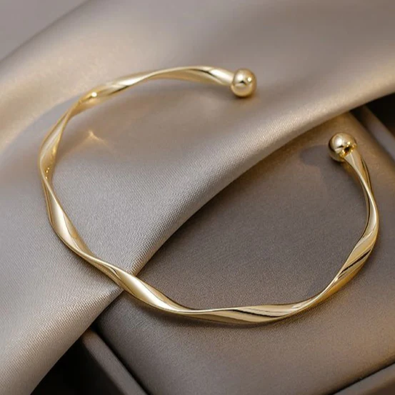 Melanie — Elegant Gold-Tone Bracelet