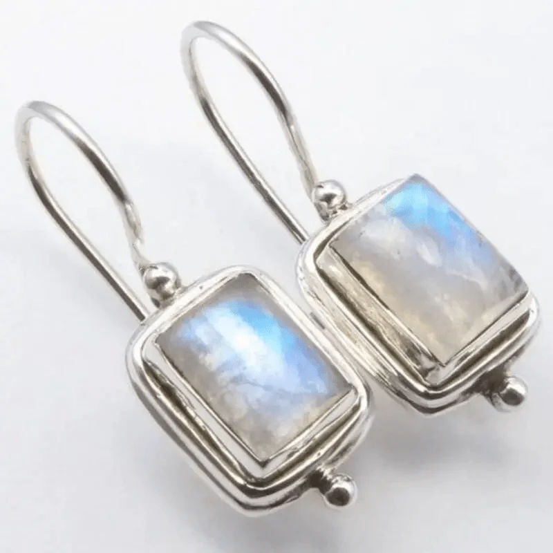Beatriz – Vintage earrings adorned with a square moonstone